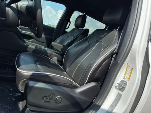 Used 2025 Chrysler Pacifica Limited FWD image 5