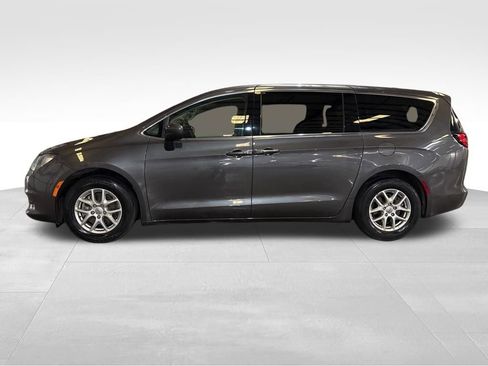 Used 2023 Chrysler Voyager LX image 2