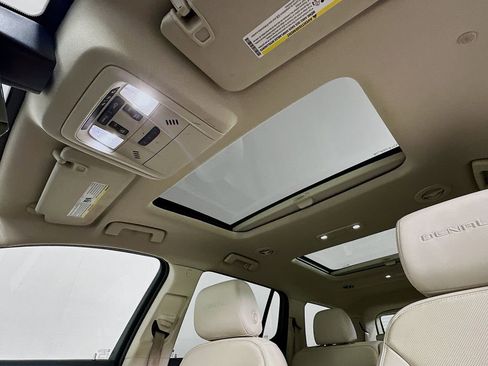 Used 2023 GMC Acadia Denali w/ Denali Ultimate Package FWD image 11