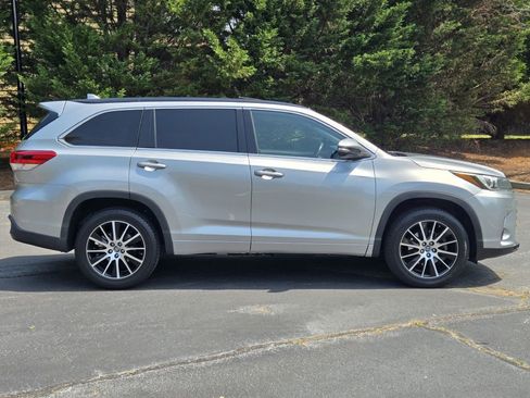 Used 2018 Toyota Highlander SE image 4