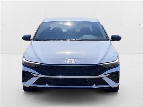 New 2025 Hyundai Elantra SEL image 5