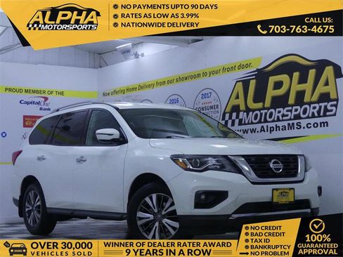 Used 2019 Nissan Pathfinder SV image 1