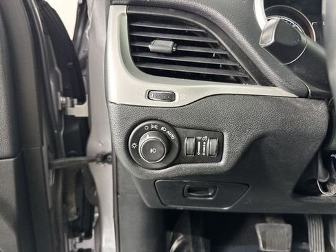 Used 2018 Jeep Cherokee Latitude Plus w/ Cold Weather Group AWD/4WD image 14