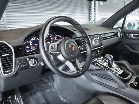Certified 2023 Porsche Cayenne image 4