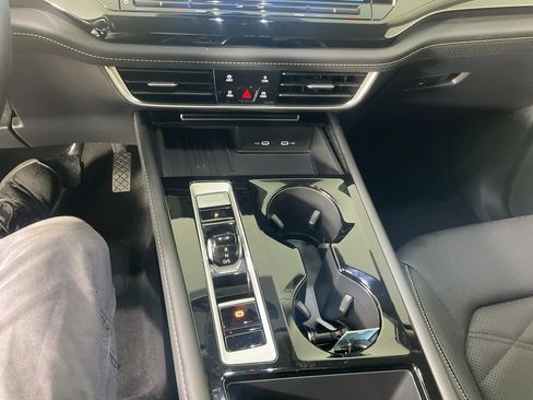 Used 2025 Volkswagen Atlas SE AWD/4WD image 21