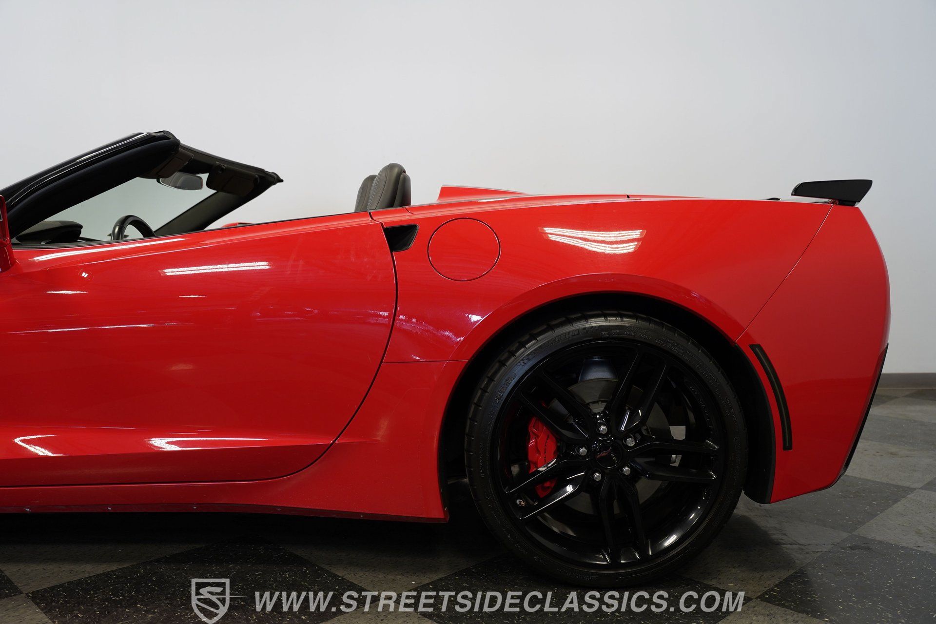 Used 2019 Chevrolet Corvette Stingray Convertible w/ Carbon Flash Badge Package RWD image 30