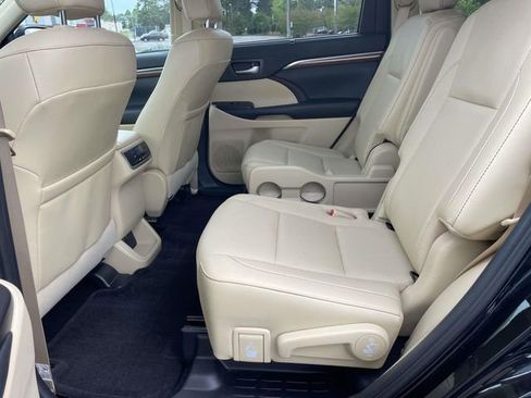 Used 2019 Toyota Highlander Limited FWD image 9