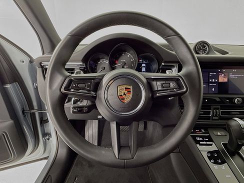 Certified 2025 Porsche Macan image 16