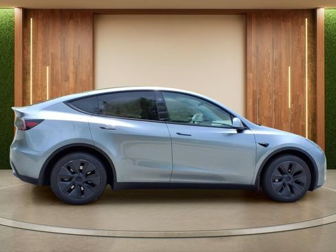 Used 2024 Tesla Model Y Long Range AWD/4WD image 35