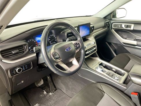 Used 2023 Ford Explorer XLT image 9