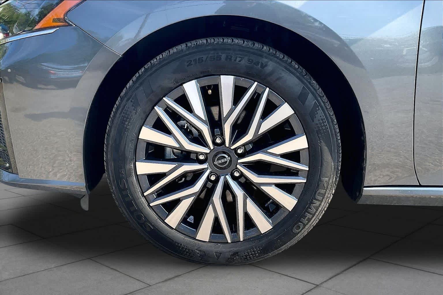 Used 2025 Nissan Altima 2.5 SV FWD image 11