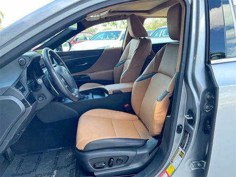 Certified 2025 Lexus ES 300h w/ Premium Package image 12