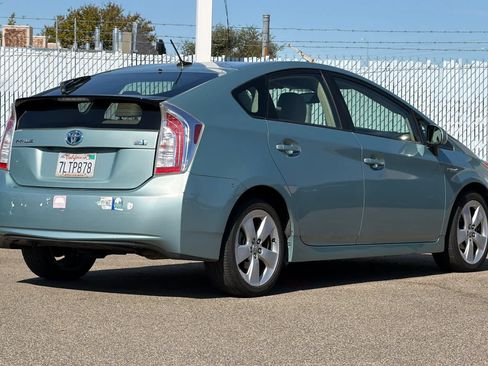 Used 2015 Toyota Prius Five FWD image 3