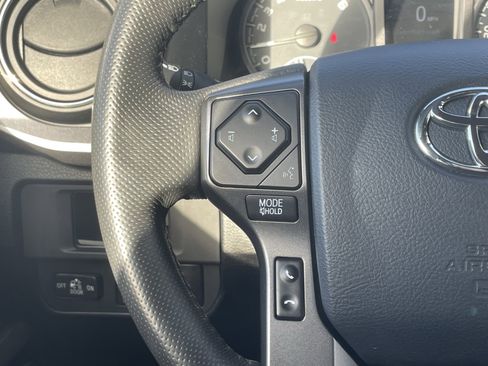 Used 2017 Toyota Tacoma TRD Sport w/ Tow Package (A/T) image 18