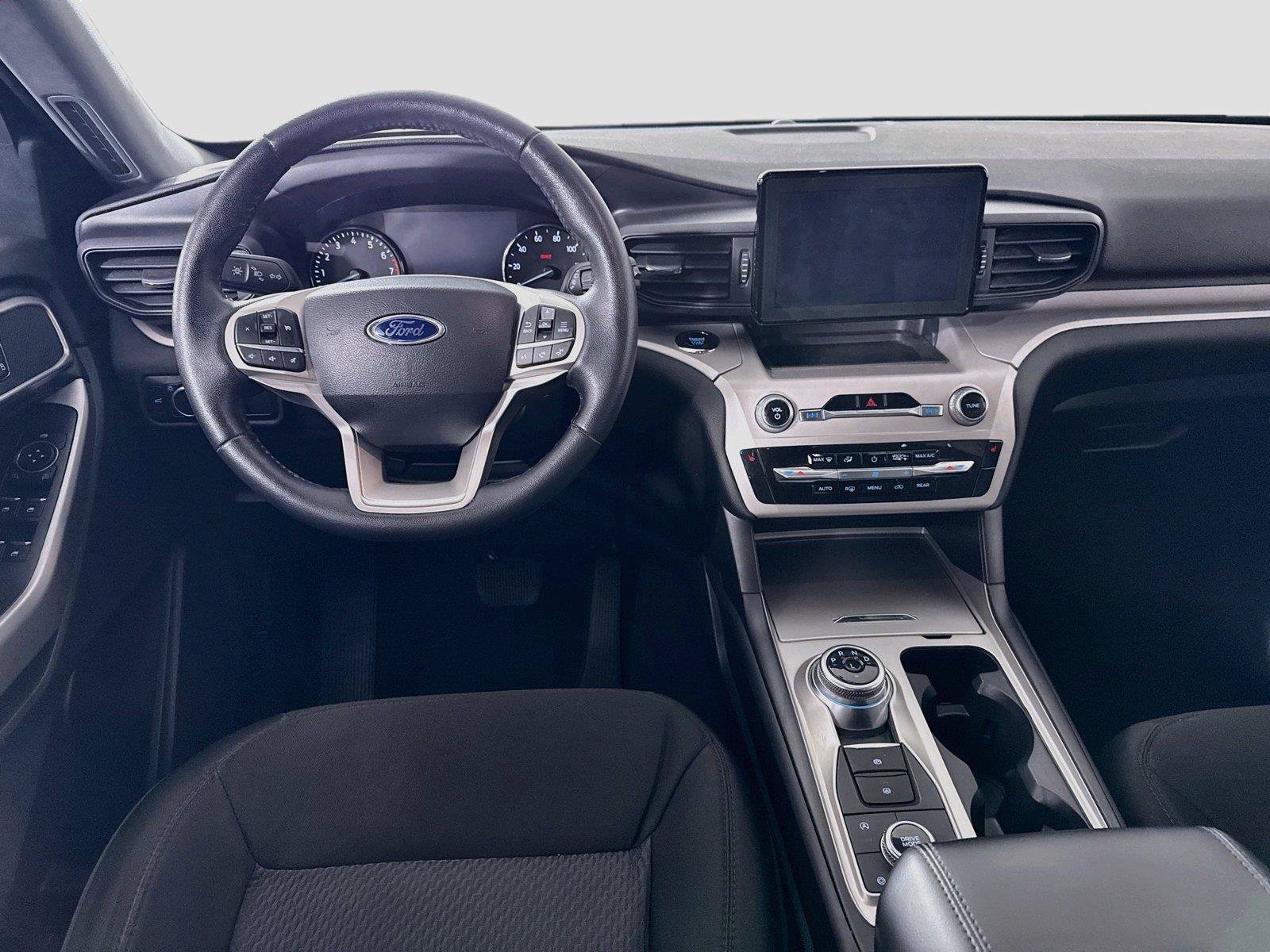 Used 2024 Ford Explorer XLT AWD/4WD image 2