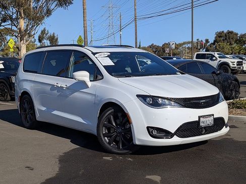Used 2019 Chrysler Pacifica Touring-L Plus w/ Advanced Safetytec Group image 3