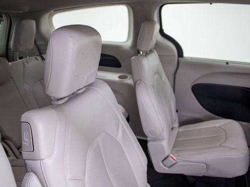 Used 2021 Chrysler Voyager Lxi image 28