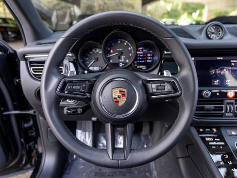 Certified 2025 Porsche Macan AWD/4WD image 32