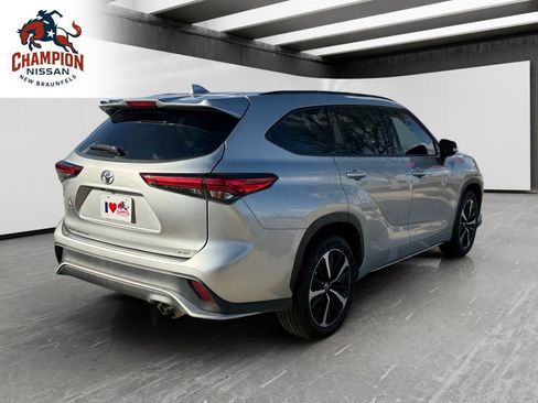 Used 2022 Toyota Highlander XSE FWD image 5