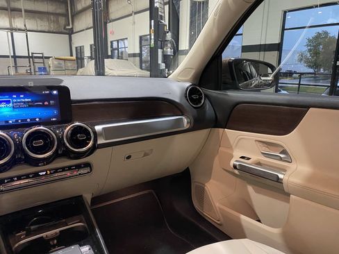 Used 2022 Mercedes-Benz GLB 250 image 4