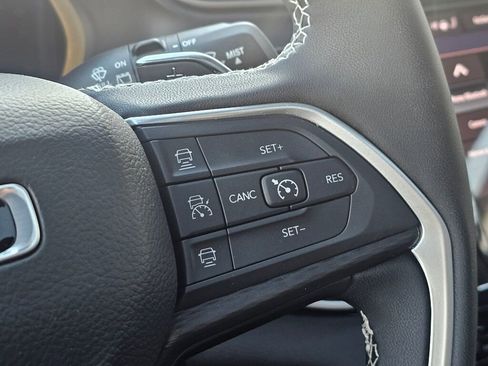 Used 2025 Jeep Grand Cherokee Altitude image 23