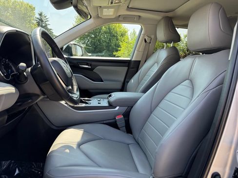Used 2023 Toyota Highlander XLE AWD/4WD image 32