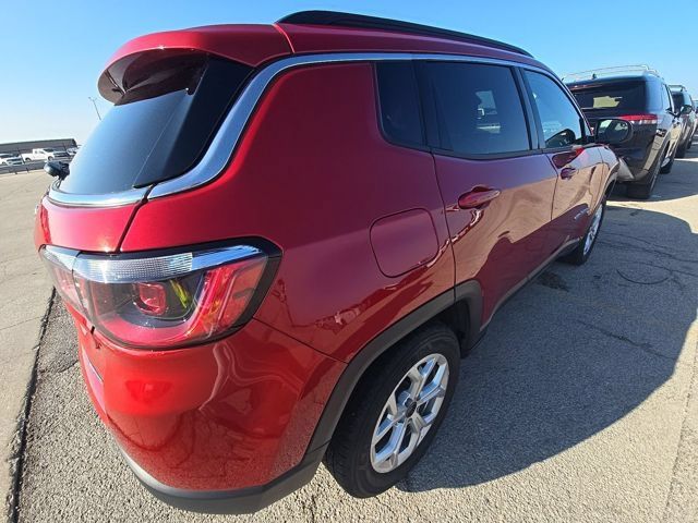 Used 2025 Jeep Compass Latitude w/ Sun & Sound Group AWD/4WD image 4