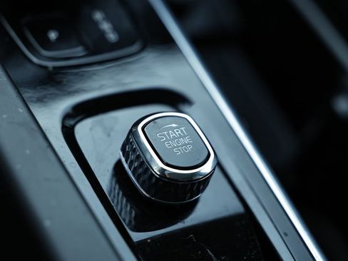 Used 2024 Volvo XC60 B5 Plus image 23