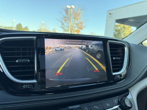 Used 2023 Chrysler Pacifica Limited image 20