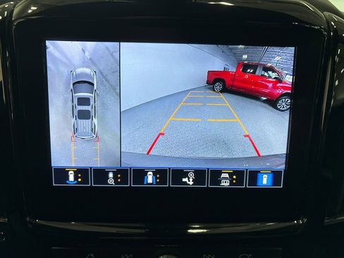 Used 2023 Chevrolet Traverse LT w/ Rear Camera Mirror Package image 16