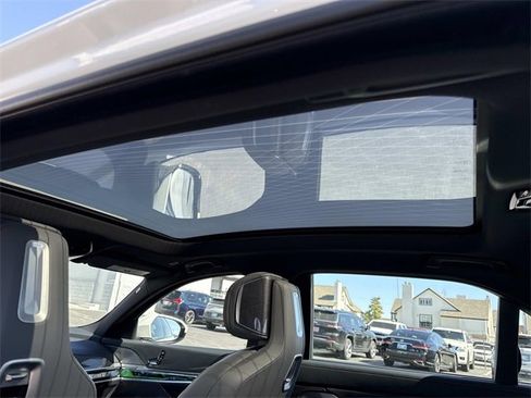 Used 2023 BMW 760i xDrive image 17