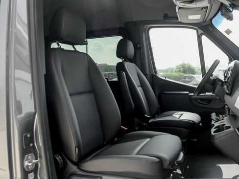 Used 2025 Mercedes-Benz Sprinter 2500 image 25