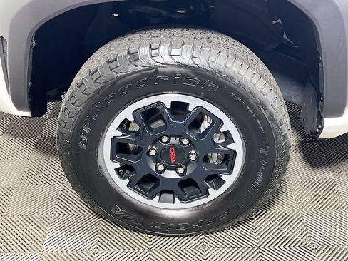 Certified 2025 Toyota Tacoma TRD Off-Road AWD/4WD image 27