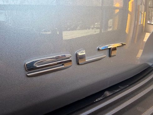 Used 2023 GMC Yukon XL SLT w/ SLT Premium Package image 9