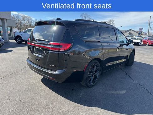 Used 2025 Chrysler Pacifica Limited image 16