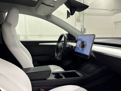 Used 2024 Tesla Model Y 2WD image 21