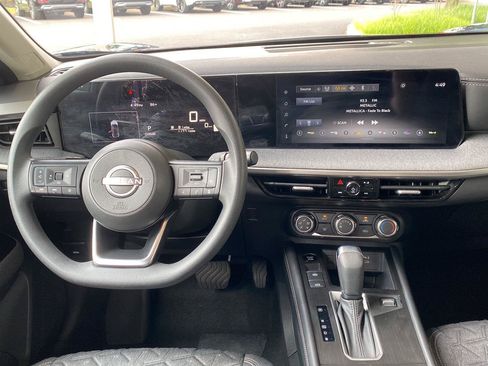 Certified 2025 Nissan Kicks SV AWD/4WD image 18