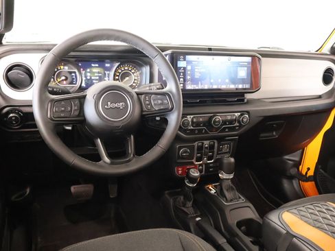 Used 2025 Jeep Gladiator Sport AWD/4WD image 2