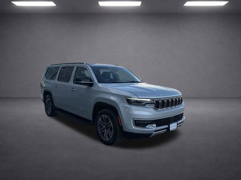 Used 2024 Jeep Wagoneer L Series II w/ Flexible Seating Group AWD/4WD image 2
