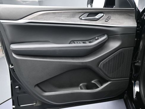 Used 2025 Jeep Grand Cherokee Limited image 18