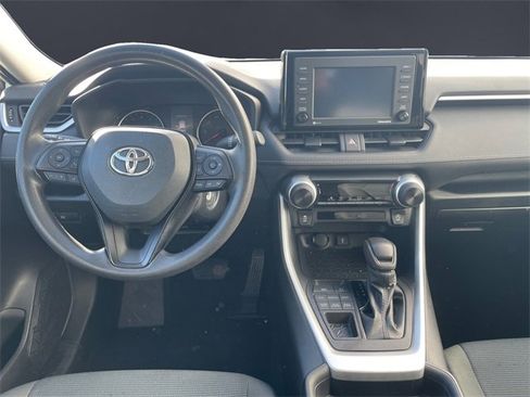 Used 2021 Toyota RAV4 LE image 10