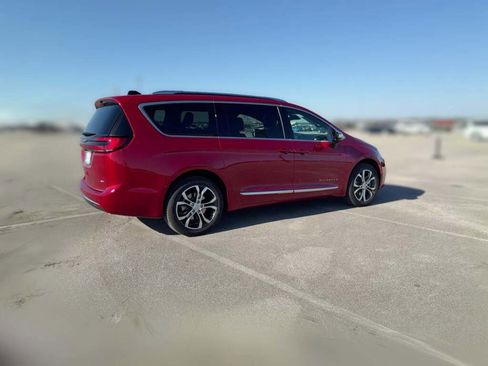 New 2026 Chrysler Pacifica Pinnacle image 12