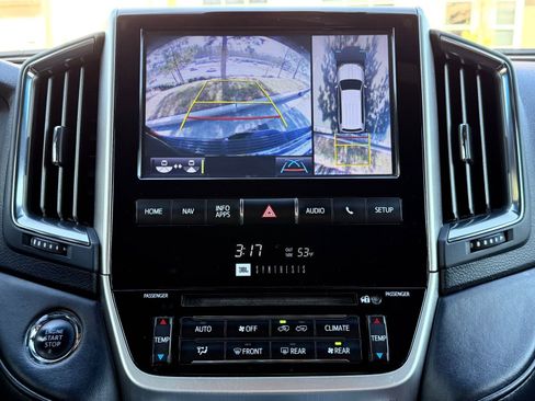 Used 2017 Toyota Land Cruiser image 30