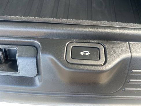 Used 2019 Land Rover Range Rover HSE image 18