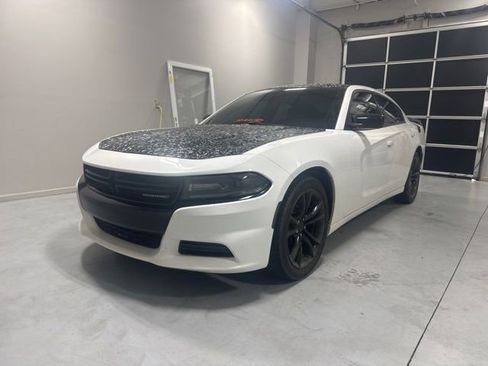 Used 2018 Dodge Charger SXT w/ Blacktop Package RWD image 2