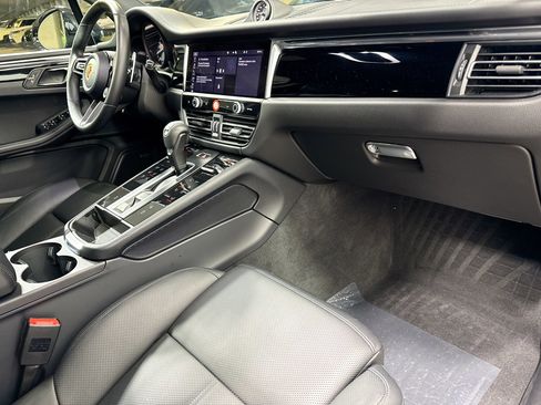 Certified 2026 Porsche Macan AWD/4WD image 15