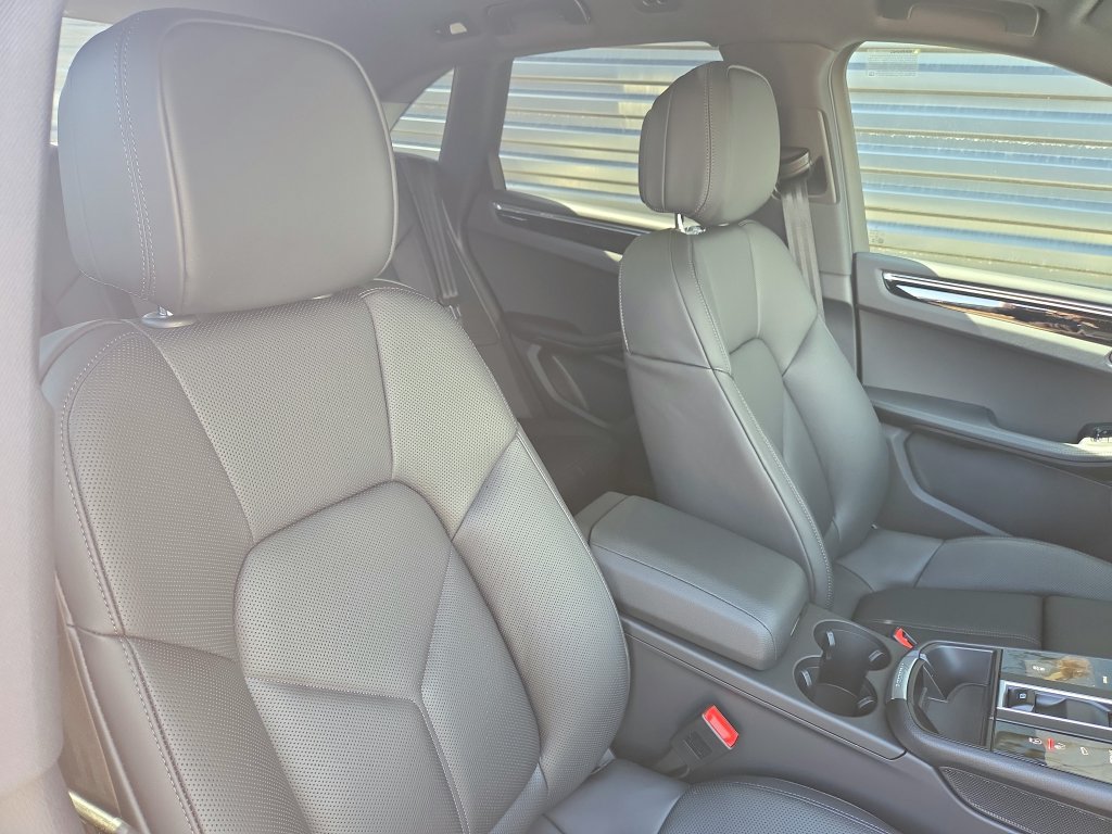 Certified 2026 Porsche Macan AWD/4WD image 23