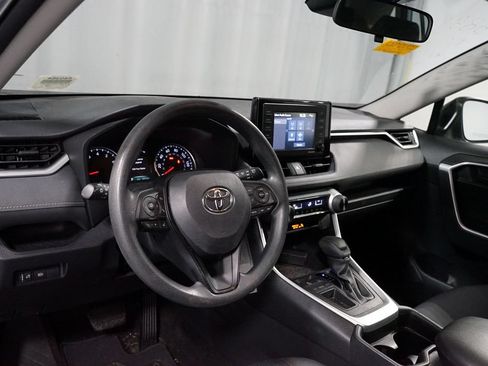 Used 2020 Toyota RAV4 LE FWD image 7