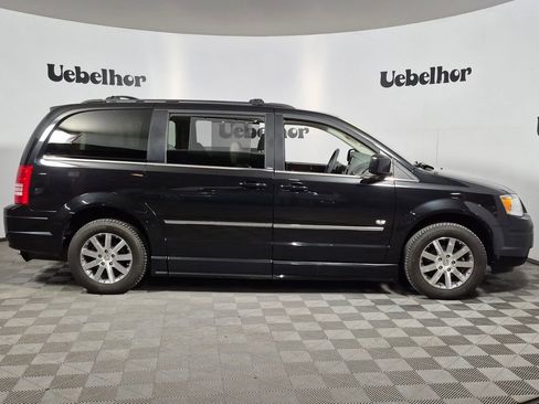 Used 2009 Chrysler Town & Country Touring FWD image 9