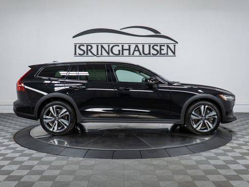 Used 2024 Volvo V60 B5 Cross Country Plus image 4
